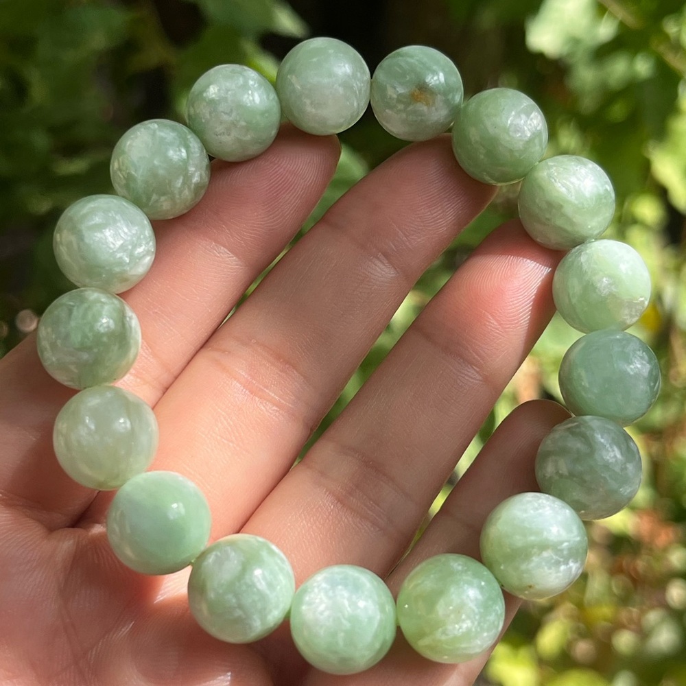 12.5mm stretchable flashy light green mica bracelet - Picture 6 of 9